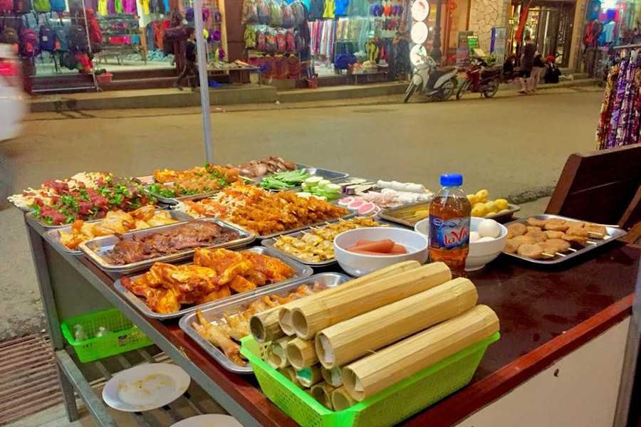 Street food Sapa - jedzenie "leży" na ulicy ;)