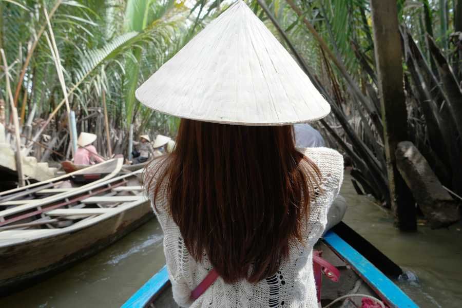 Kobieta w non la Delta Mekongu Wietnam