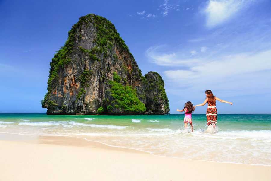Tajska plaża z dzieckiem