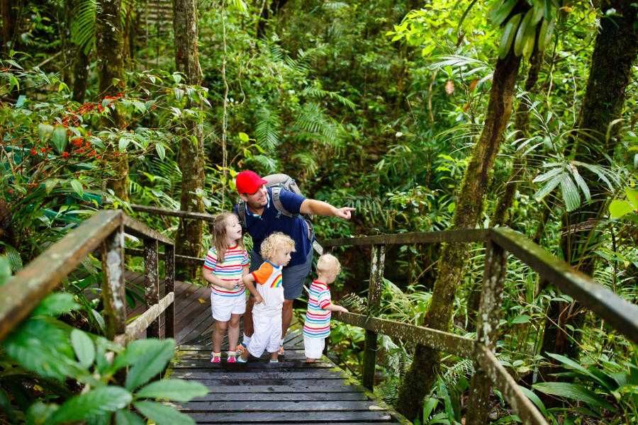 Rodzinna podróż na Borneo z dziećmi