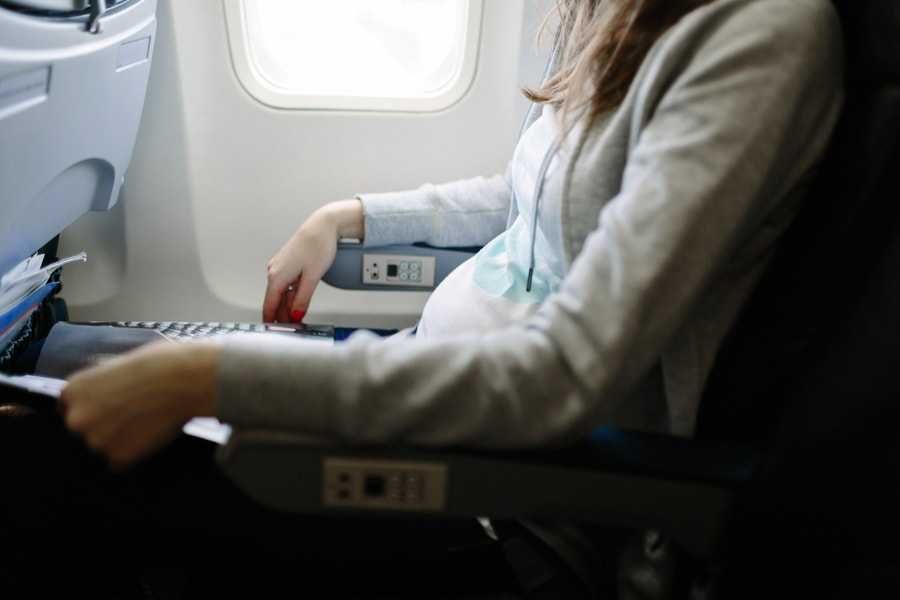 Kobieta w ciąży w samolocie