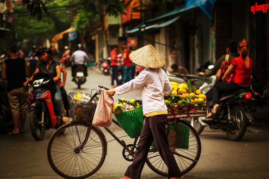 Kobieta z rowerem, Hanoi