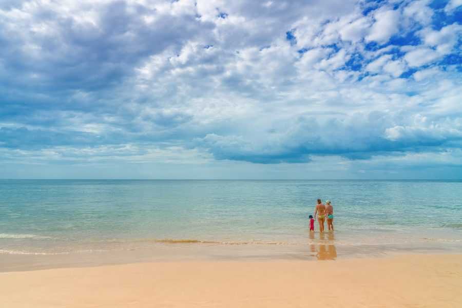 Rodzina z dzieckiem na rajskiej plaży w Tajlandii
