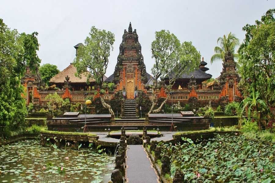 Świątynia otoczona lotosami