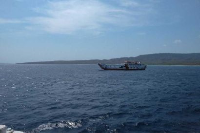 Rejs promem na wyspę Jawa w Indonezji