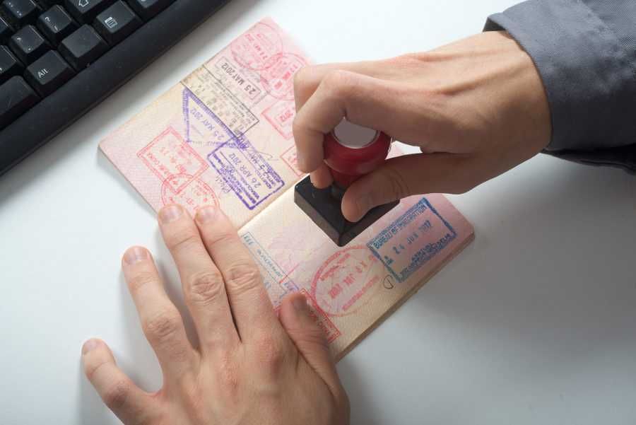 Stemplowanie paszportu podczas podróży do Azji