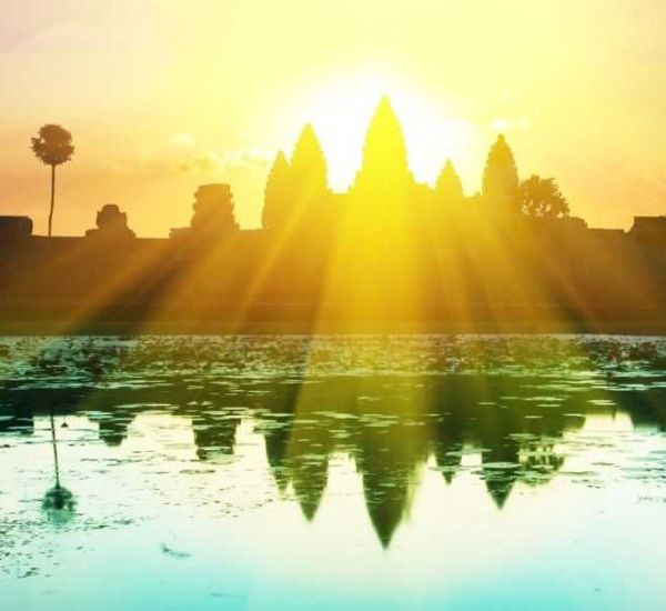 Angkor Wat w promieniach słońca