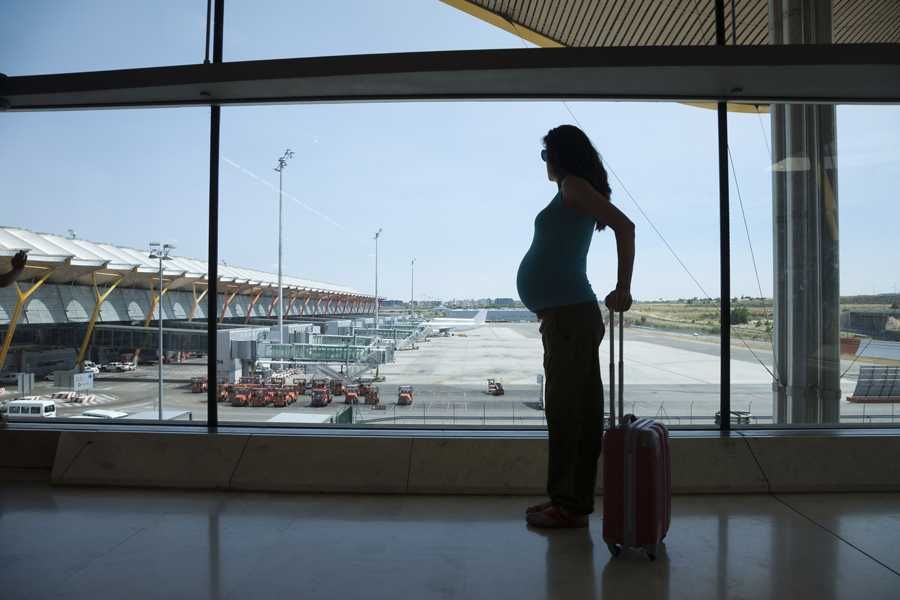 Kobieta w ciąży na lotnisku