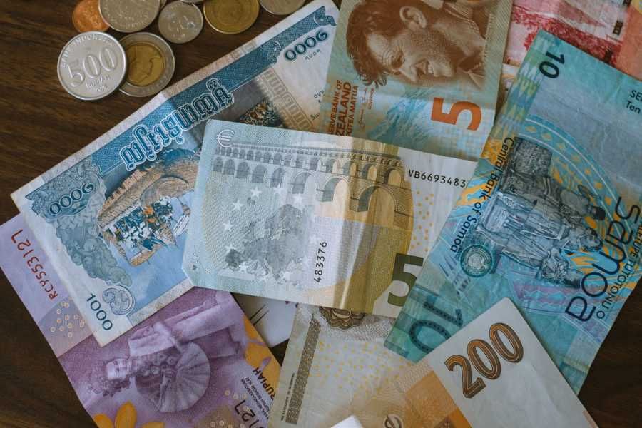 Światowe waluty, w tym: 1000 rielów kambodżańskich