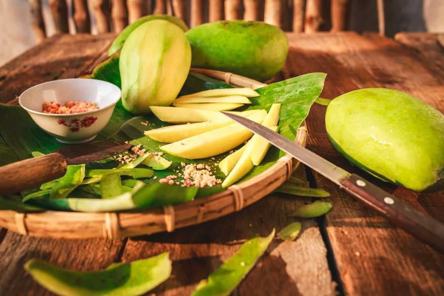 Świeże, zielone mango, gotowe do spożycia