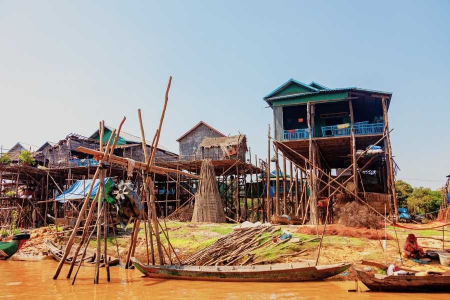 Drewniane zabudowy przy Tonle Sap