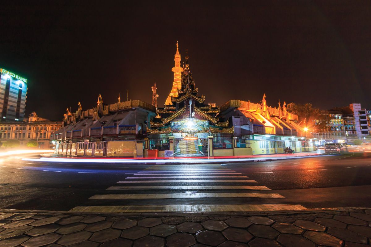 myanmar w nocy