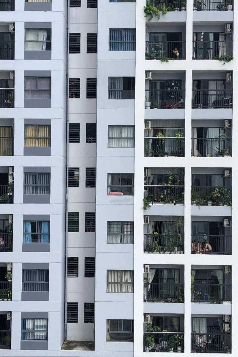 Mieszkańcy Ho Chi Minh City spędzający czas na balkonach w lockdownie