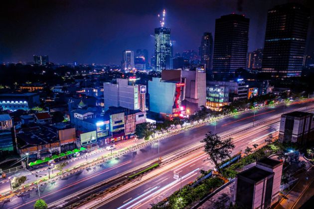 Rozświetlona Dżakarta nocą