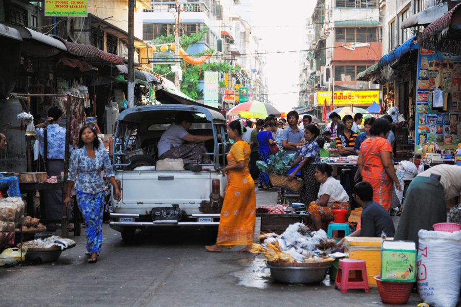 Codzinne życie na ulicach Yangon (Rangun)
