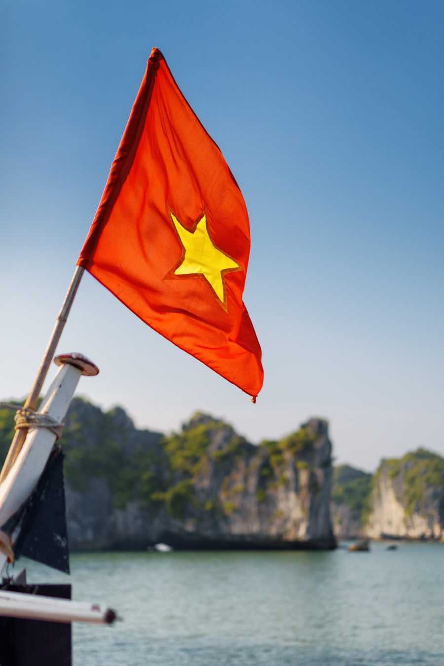 Flaga Wietnamu powiewająca w Zatoce Ha Long