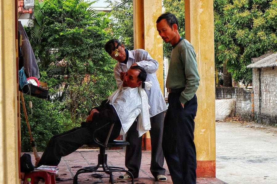 Wietnam - uliczny fryzjer ginącym zawodem