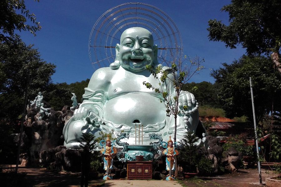 Da Lat - usmiechnięty Budda z Pagody Linh An Tu