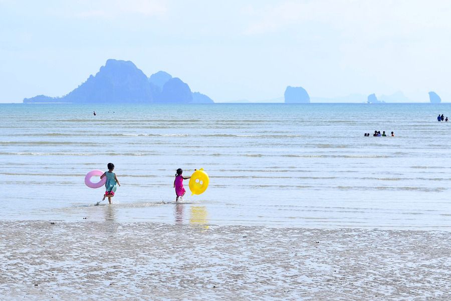 Dzieci bawiące się na plaży, Krabi