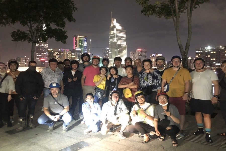 Liczna ekipa na tle wieczornej panoramy Sajgonu