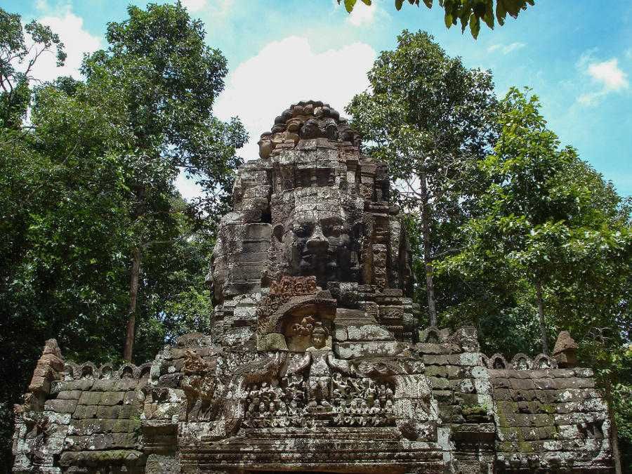 Pogoda Kambodża: świątynia Bayon wśród zieleni