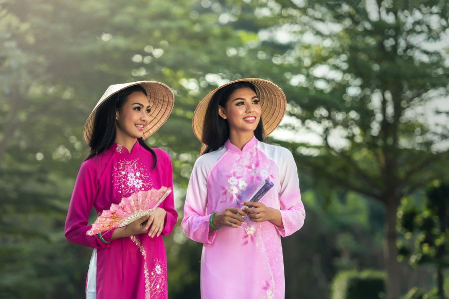 Młode kobiety w tradycyjnym stroju wietnamskim
