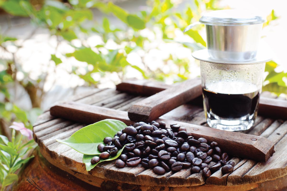 Kawa wietnamska z tradycyjnym zaparzaczem