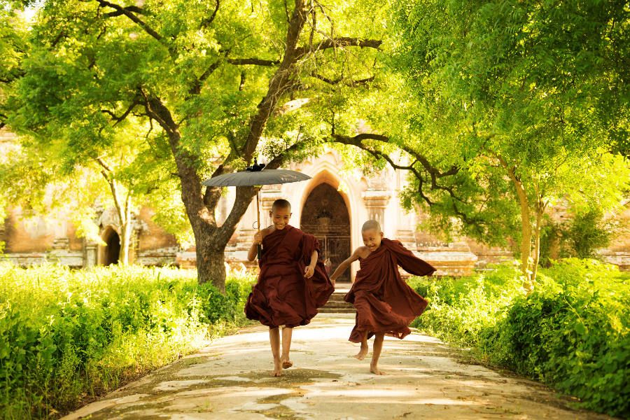 Młodzi mnisi z Bagan