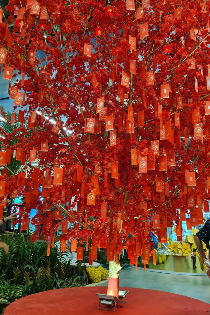 Świąteczne "Tetowe" drzewko z czerwonymi kopertami na szczęsliwe pieniądze