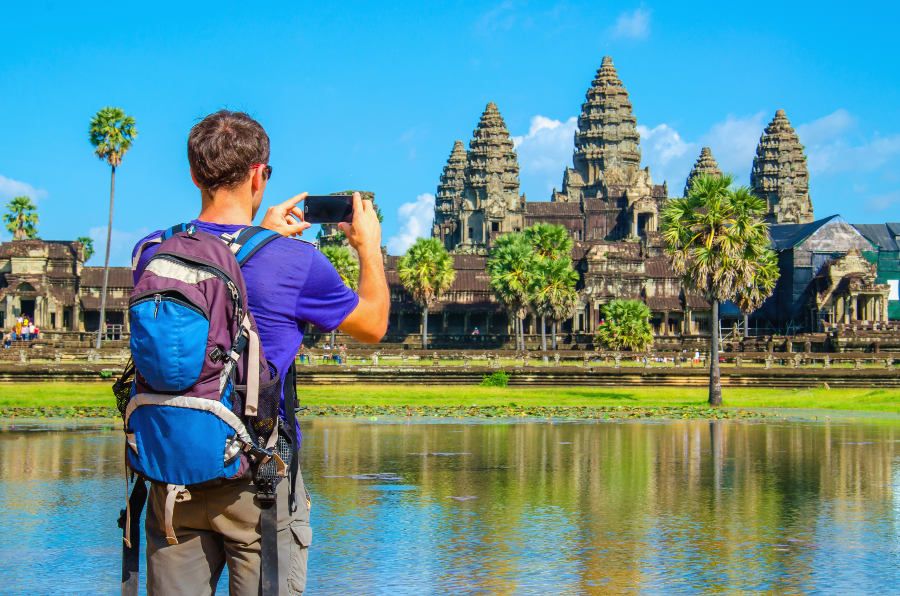 Turysta fotografujący Angkor Wat
