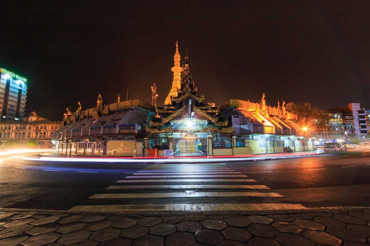 Mjanma w nocy