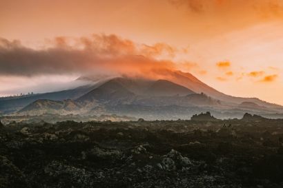 Zachód słońca nad wulkanem na Bali
