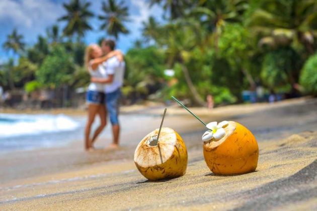 Para Na Plaży Z Kokosami Wczasywazji