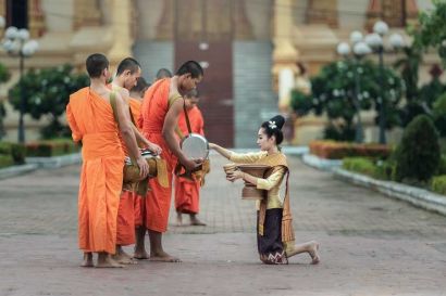 Laos jałmużna dla buddyjskich mnichów
