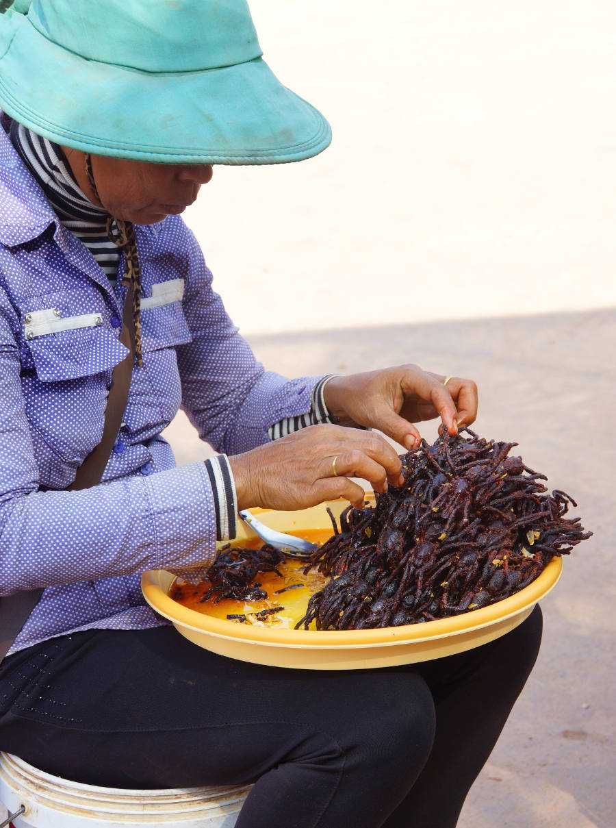 Przysmaki z khmerskiego targu - pieczone tarantule