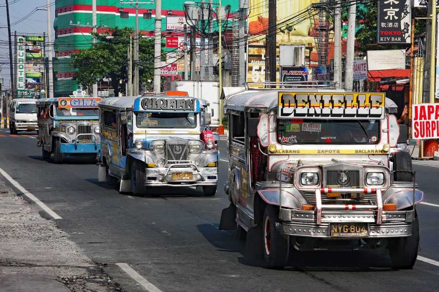 Jeepneye na ulicach Manili