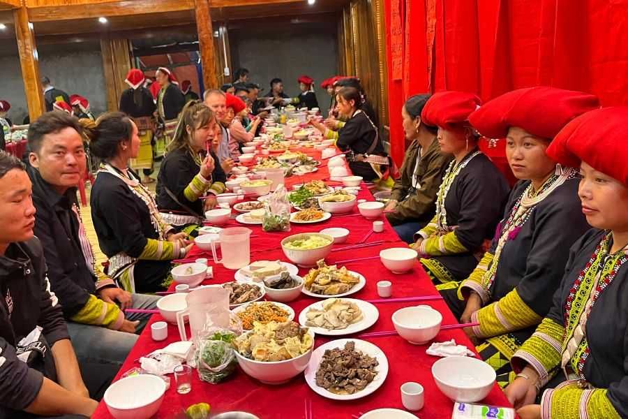 Rodzinny stół na wietnamskim przyjęciu weselnym