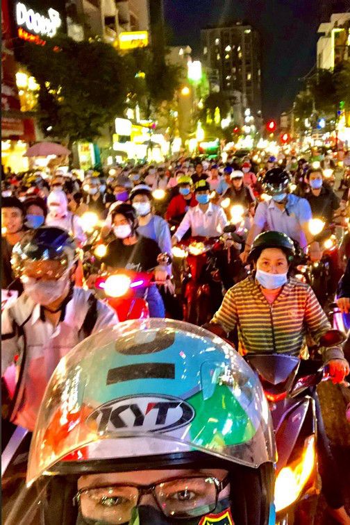 Ruch uliczny w Sajgonie wieczorową porą