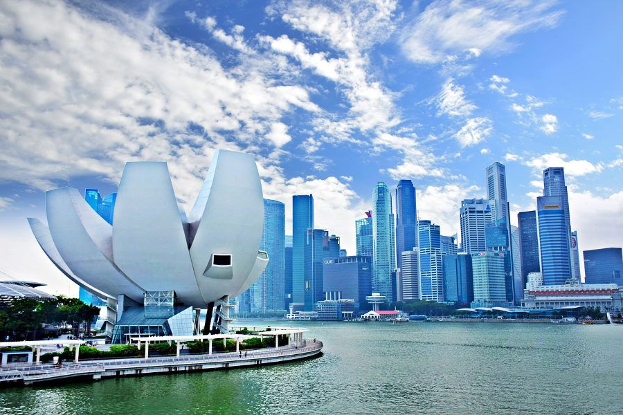 Błękitne niebo nad Singapurem