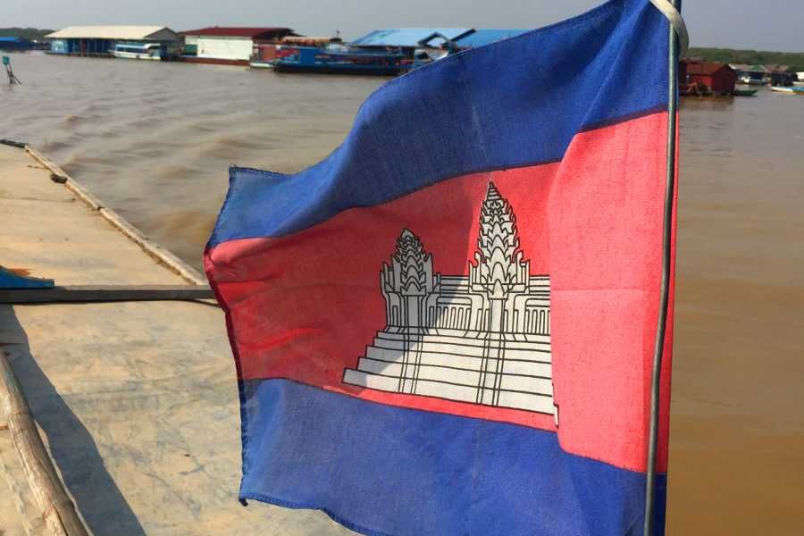 Tonle Sap - flaga na łodzi