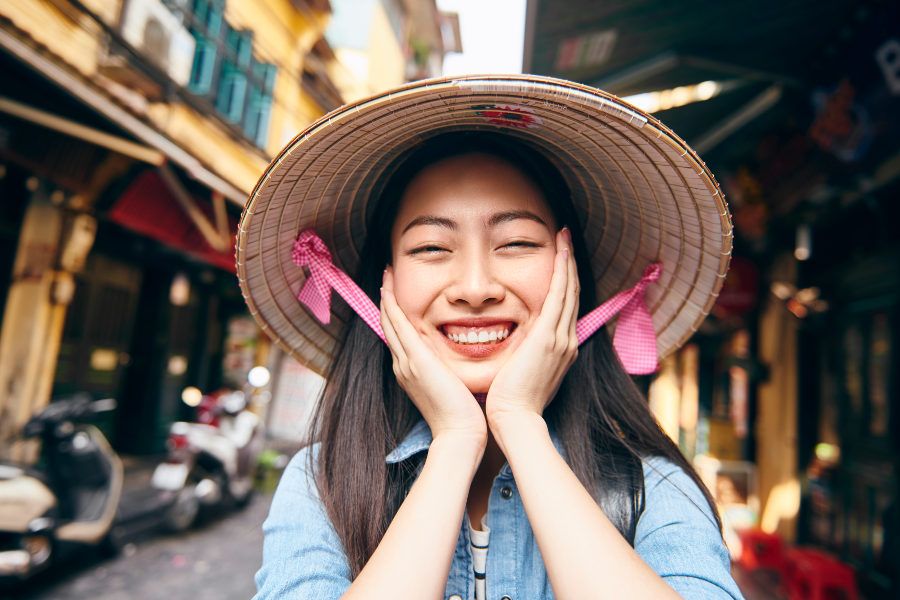 Uśmiechnięta mieszkanka stolicy Wietnamu - Hanoi