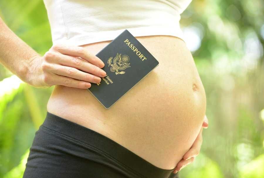 Kobieta w ciąży z paszportem