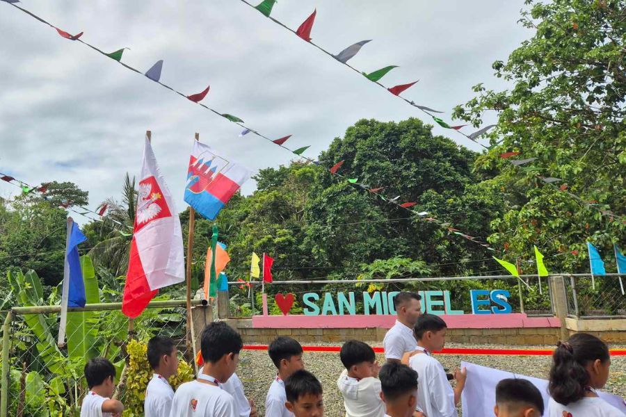 Bezpieczny skwer zabaw i aktywności dla uczniów SAN Miguel Elementary School