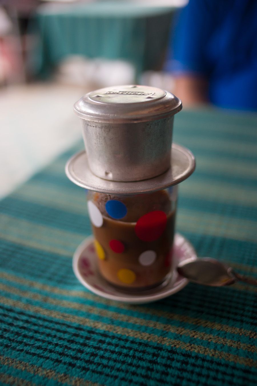 wietnam kawa - szklanka z zaparzaczem phin