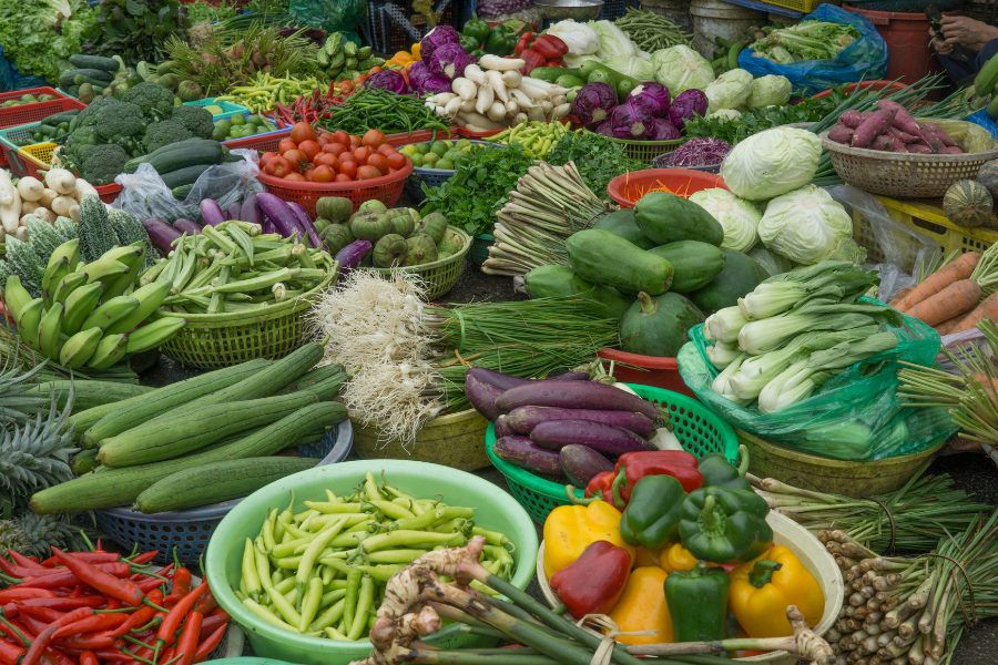 Rynek ze świezymi warzywami w Hue. Wegetariańskie dania w Azji. Wegetarianizm w Wietnamie